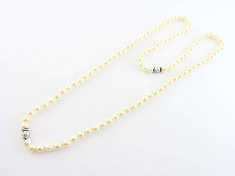 Collana di Perle Coltivate Akoya Bianche e Grigie, Oro Bianco e Diamanti
