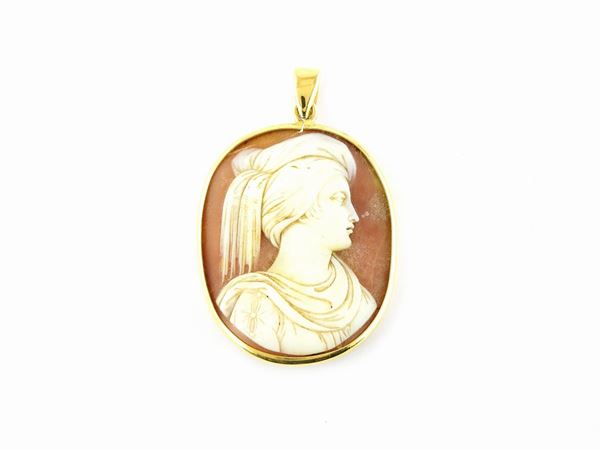 Yellow gold pendant with seashell cameo