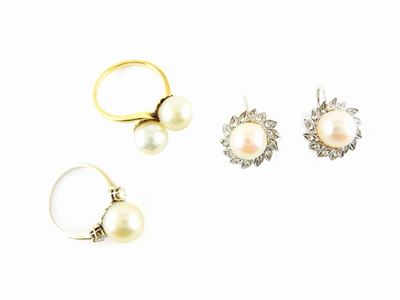 Due Anelli e un Paio di Orecchini in Oro Bianco e Giallo, Diamanti e Perle Coltivate Akoya