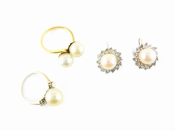 Due anelli e un paio di orecchini in oro bianco e giallo, diamanti e perle coltivate Akoya