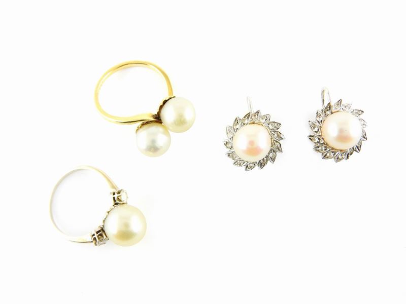 Due Anelli e un Paio di Orecchini in Oro Bianco e Giallo, Diamanti e Perle Coltivate Akoya