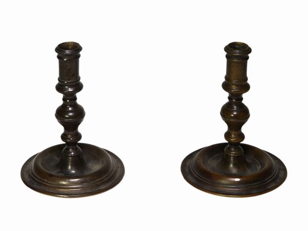 Coppia di candelieri in bronzo brunito