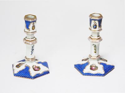 Coppia di Candelieri in Porcellana Policroma