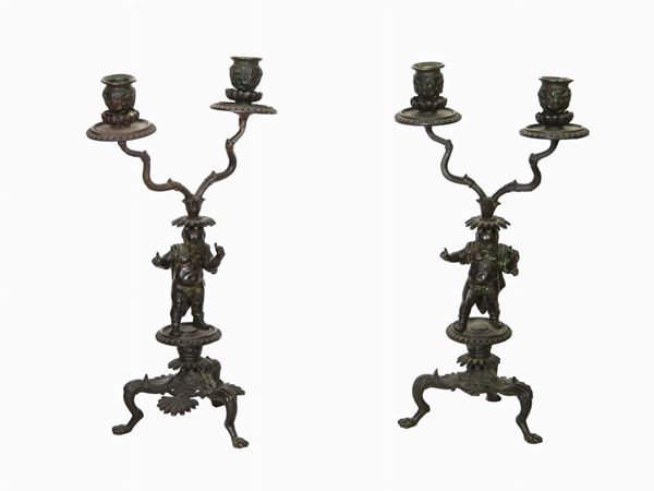 Coppia di candelabri in bronzo brunito  - Asta Arredi, argenteria e curiosità da una casa romana - I - Maison Bibelot - Casa d'Aste Firenze - Milano