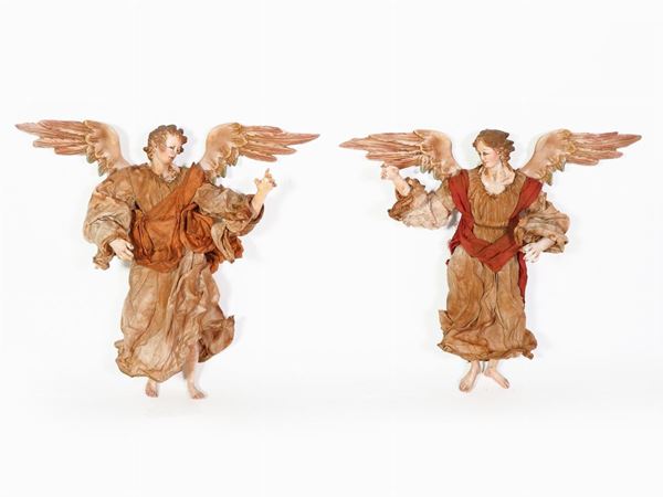 Due angeli da presepe in terracotta policroma