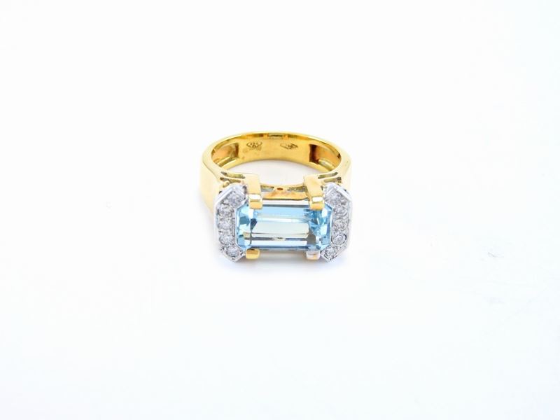 Anello in Oro Giallo e Bianco con Diamanti e Acquamarina