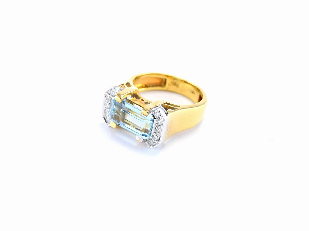 Anello in Oro Giallo e Bianco con Diamanti e Acquamarina