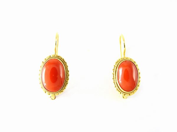 Yellow gold earrings with dark red coral