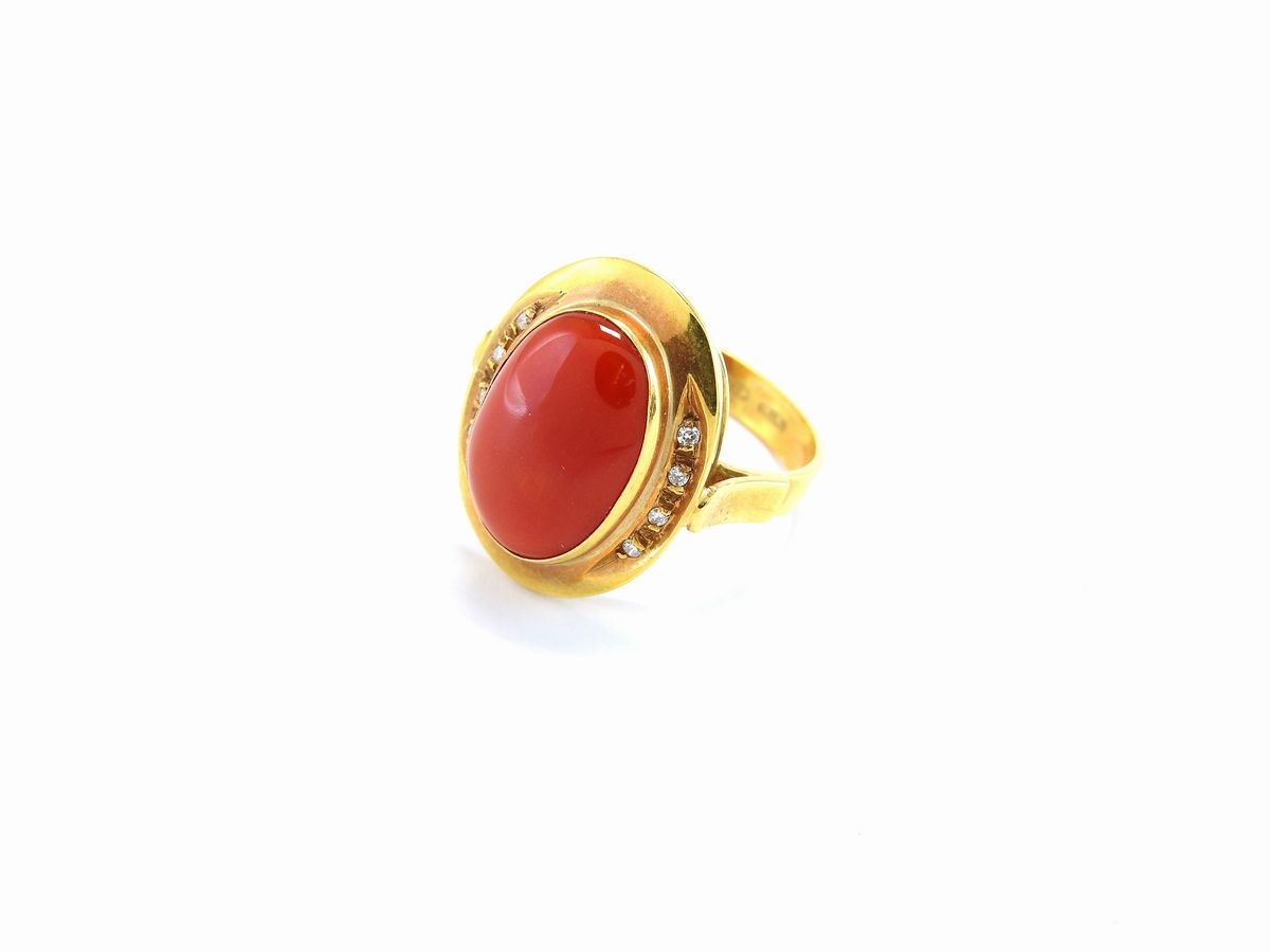 Anello in Oro Giallo, Diamanti e Corallo Moro