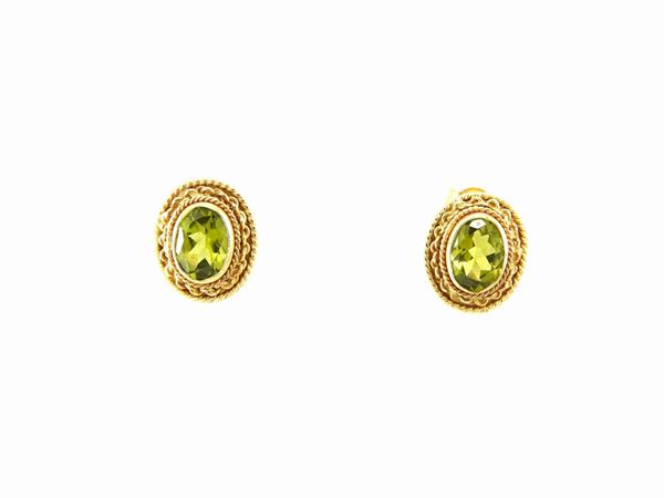 Yellow gold earrings with peridots