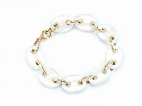 Yellow gold bracelet with mother-of-pearl