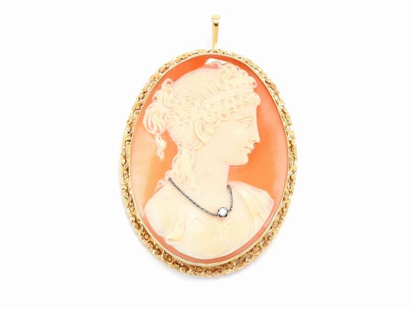 White and yellow gold pendant with diamond and seashell cameo