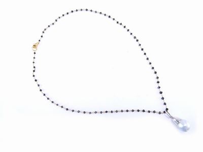Girocollo in Oro Giallo e Diamanti Neri con Pendente in Oro Bianco e Perla Coltivata Barocca