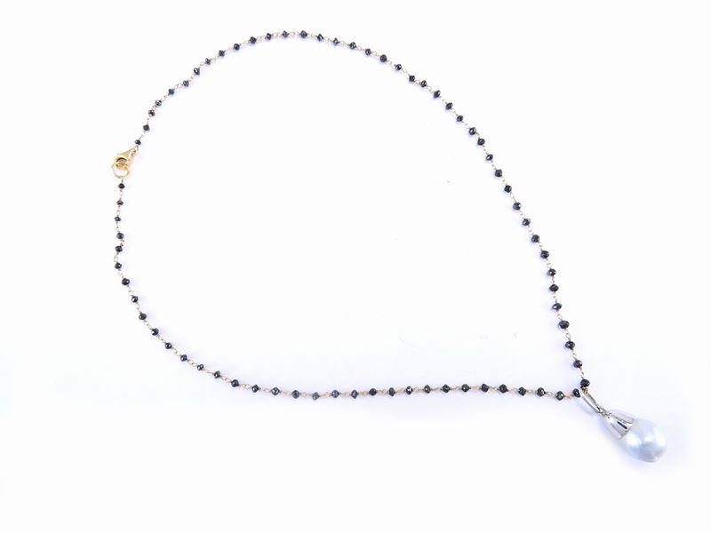Girocollo in Oro Giallo e Diamanti Neri con Pendente in Oro Bianco e Perla Coltivata Barocca