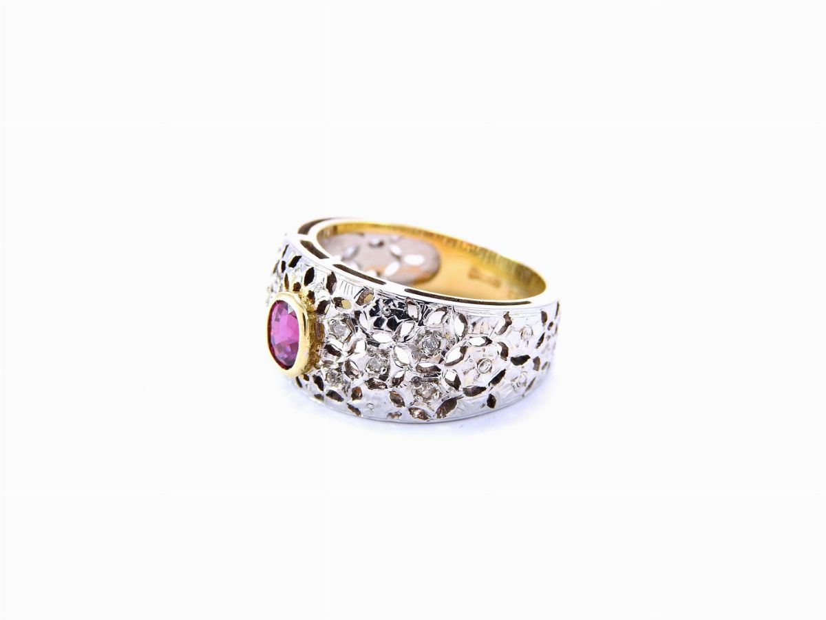 Anello a Fascia in Oro Bianco e Giallo, Diamanti e Rubino
