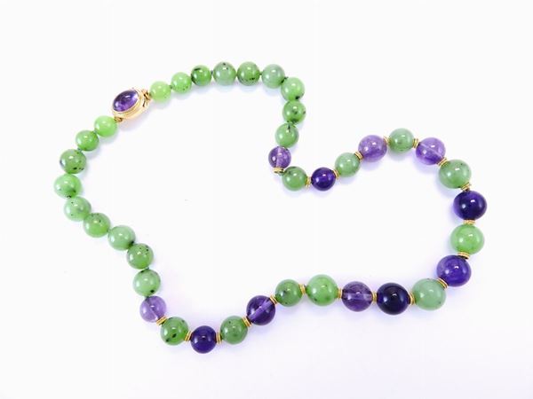 Graduated yellow gold necklace with nephrite jade and amethyst quartz