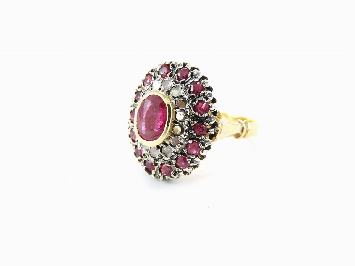 Anello a Margherita in Oro Giallo e Argento, Diamanti e Rubini