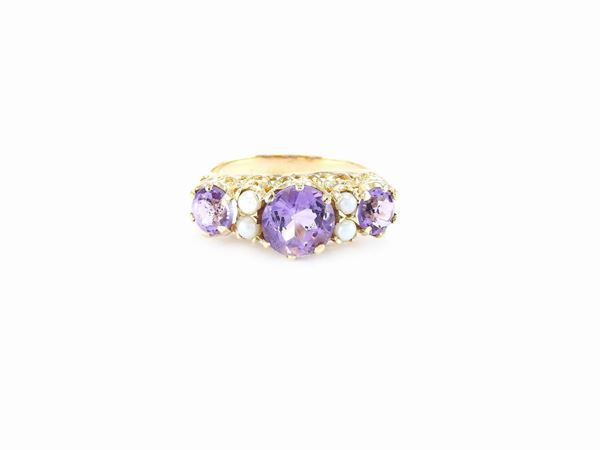Yellow gold ring with amethyst quartzes and small pearls