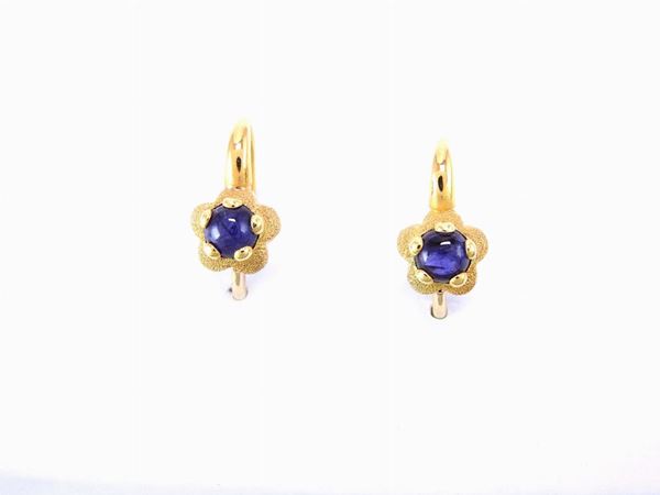 Satin and polished yellow gold ear pendants with iolites