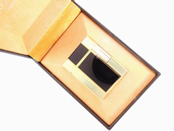 Yellow gold-plated Dupont lighter with black "Lacque de Chine"
