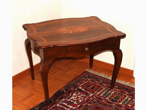 A Walnut Veneered Coffee Table  (18th Century)  - Auction House-Sale: Furniture, Old Master Paintings and Jewels from florentine house. - II - Maison Bibelot - Casa d'Aste Firenze - Milano