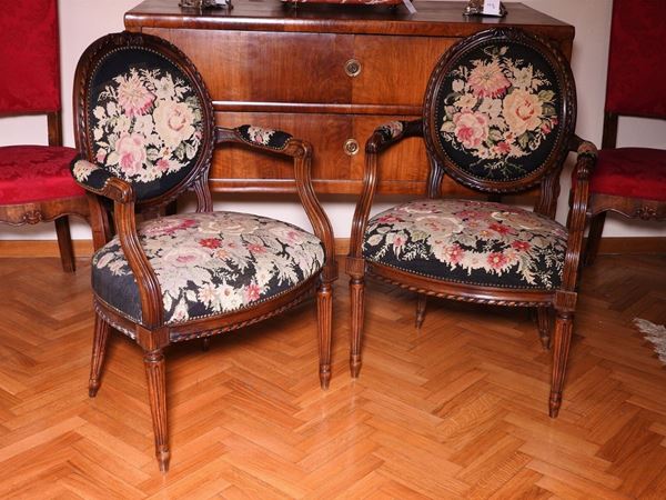 A Pair of Walnut Armchairs  (early 20th Century)  - Auction House-Sale: Furniture, Old Master Paintings and Jewels from florentine house. - II - Maison Bibelot - Casa d'Aste Firenze - Milano