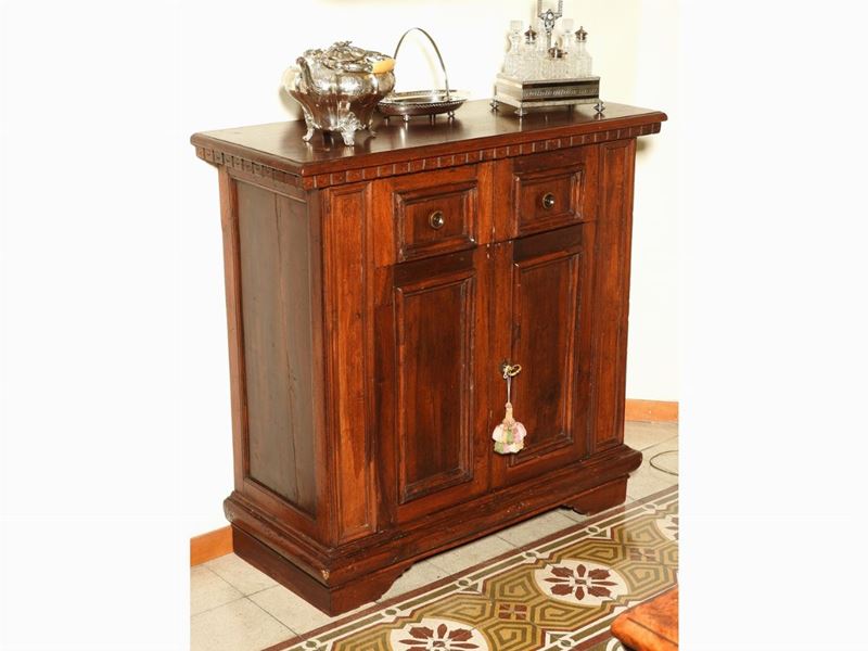 Piccola Credenza Rustica in Noce