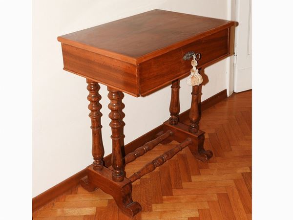 A Walnut Veneered Work Table  (late 19th Century)  - Auction House-Sale: Furniture, Old Master Paintings and Jewels from florentine house. - II - Maison Bibelot - Casa d'Aste Firenze - Milano