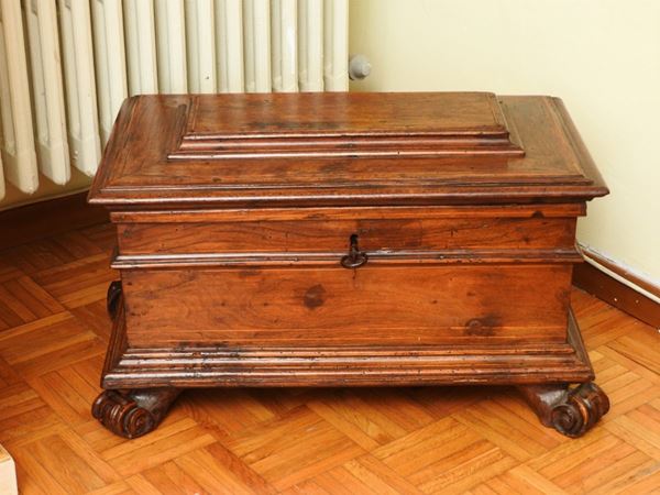 A Small Walnut Chest  - Auction House-Sale: Furniture, Old Master Paintings and Jewels from florentine house. - II - Maison Bibelot - Casa d'Aste Firenze - Milano