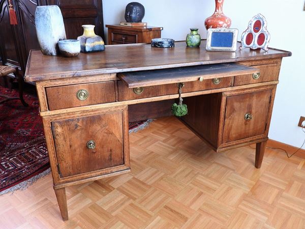 A Walnut Desk Table  (19th Century)  - Auction House-Sale: Furniture, Old Master Paintings and Jewels from florentine house. - II - Maison Bibelot - Casa d'Aste Firenze - Milano