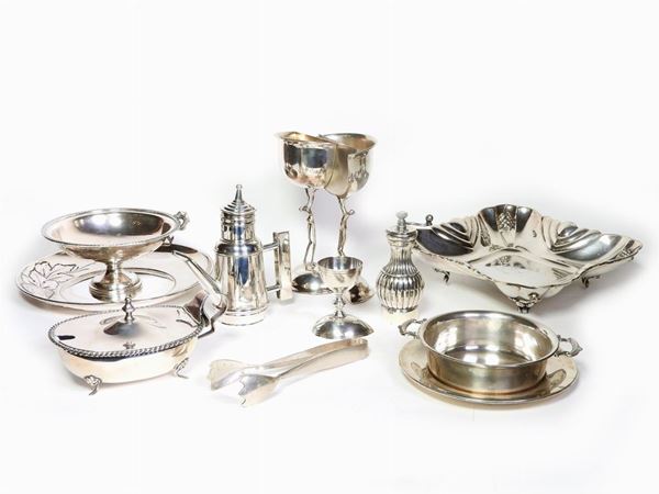 Lotto di oggetti da tavola in argento