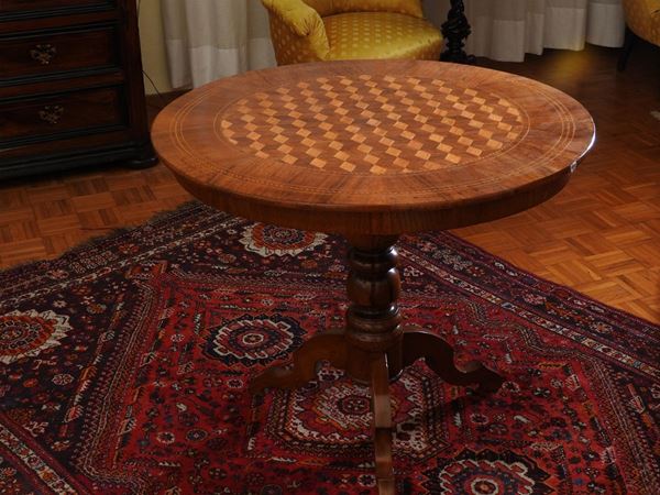 A Walnut Veneered Round Table  (mid 19th Century)  - Auction House-Sale: Furniture, Old Master Paintings and Jewels from florentine house. - II - Maison Bibelot - Casa d'Aste Firenze - Milano