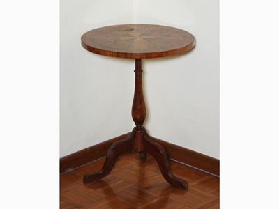 Tavolino Rotondo Impiallacciato in Noce