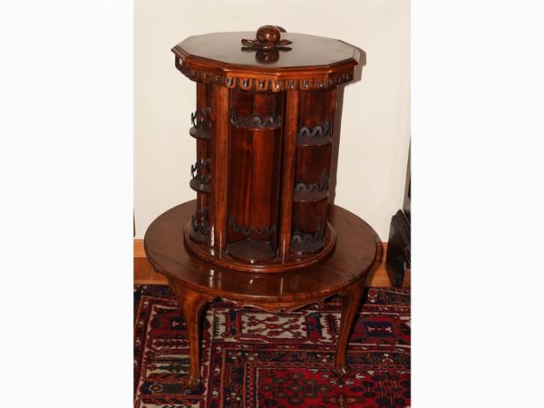 A Walnut Revolving Bar Cabinet  (England, 19th Century)  - Auction House-Sale: Furniture, Old Master Paintings and Jewels from florentine house. - II - Maison Bibelot - Casa d'Aste Firenze - Milano
