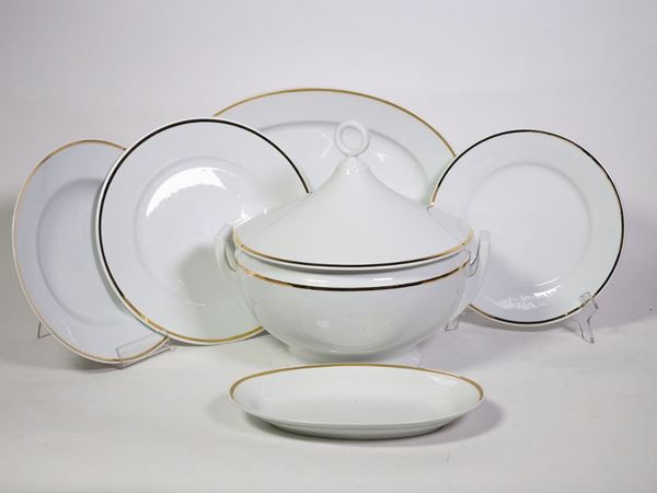 A Porcelain Dish Set