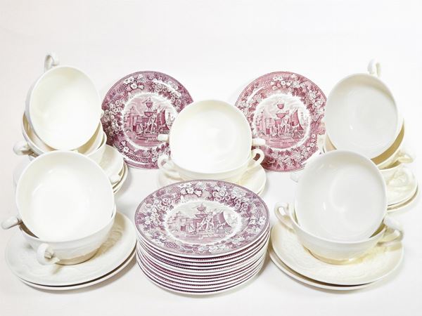 A Lot of Pottery Items  (Wedgwood, England)  - Auction House-Sale: Furniture, Old Master Paintings and Jewels from florentine house. - II - Maison Bibelot - Casa d'Aste Firenze - Milano