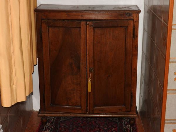 A Walnut Cabinet  (early 20th Century)  - Auction House-Sale: Furniture, Old Master Paintings and Jewels from florentine house. - II - Maison Bibelot - Casa d'Aste Firenze - Milano