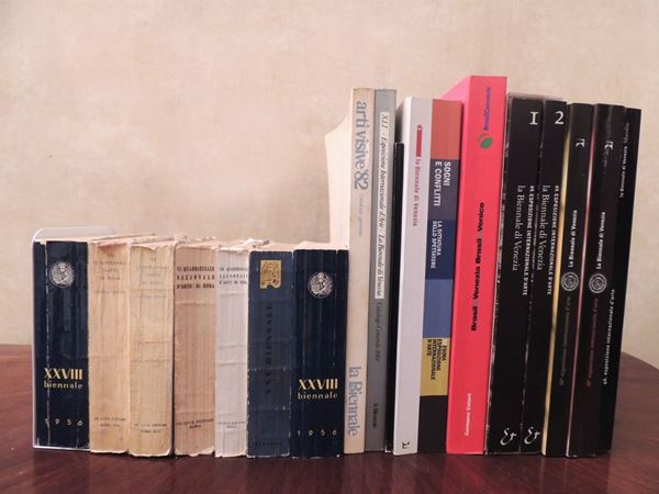 Sedici cataloghi della Biennale di Venezia e della Quadriennale di Roma