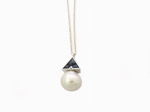 Girocollo con pendente in oro bianco, perla e zaffiri