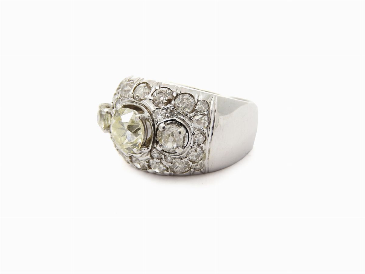Anello a Fascia in Oro Bianco e Diamanti Incolori e Fancy Colour