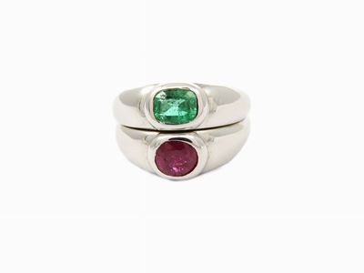 Anello in Oro Bianco a Doppia Fascia, Smeraldo e Rubino