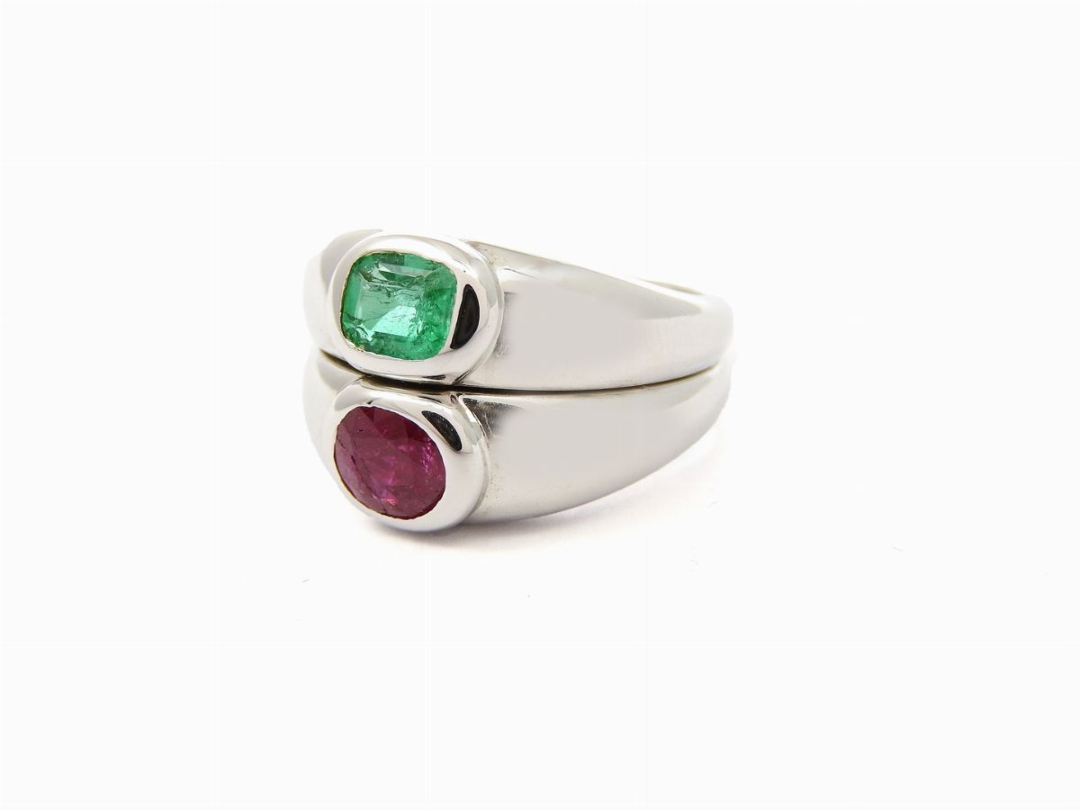 Anello in Oro Bianco a Doppia Fascia, Smeraldo e Rubino