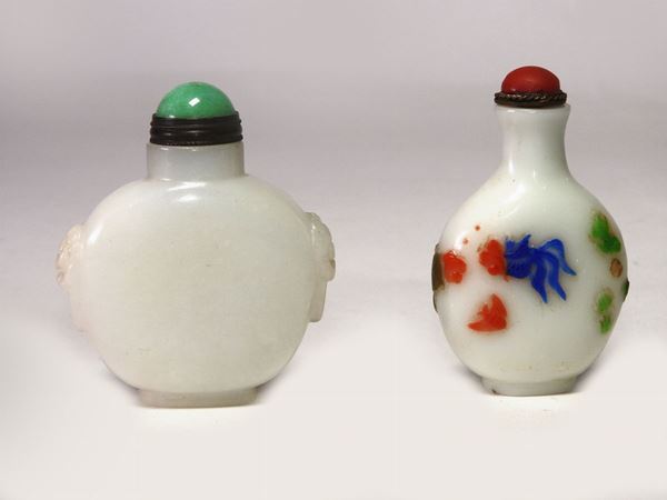 A White Jade Snuff Bottle and a Polychrome Overlay White Glass Snuff Bottle  (China, 20th Century)  - Auction Furniture and Old Master Paintings - I - Maison Bibelot - Casa d'Aste Firenze - Milano