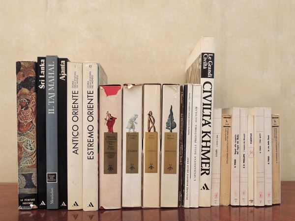 Ventitre libri sulla storia e l'arte asiatica  - Asta La Biblioteca d'arte di Laura Tansini - Maison Bibelot - Casa d'Aste Firenze - Milano