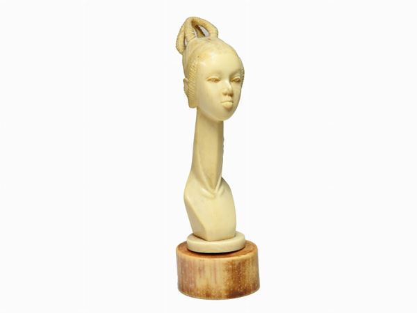 *An Ivory Woman's Head  (Africa, 20th Century)  - Auction Furniture and Old Master Paintings - I - Maison Bibelot - Casa d'Aste Firenze - Milano