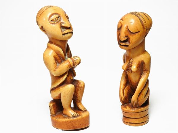 *A Pair of Ivory Tribal Figures  (Africa, 20th Century)  - Auction Furniture and Old Master Paintings - I - Maison Bibelot - Casa d'Aste Firenze - Milano