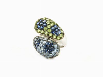 Anello Contrarié in Oro Bianco, Zaffiri, Acquemarine e Peridoti