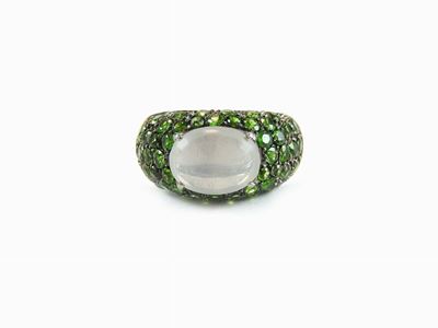 Anello a Fascia in Oro Bianco e Brunito, Pietra di Luna e Granati Tsavorite