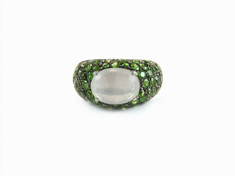 Anello a Fascia in Oro Bianco e Brunito, Pietra di Luna e Granati Tsavorite