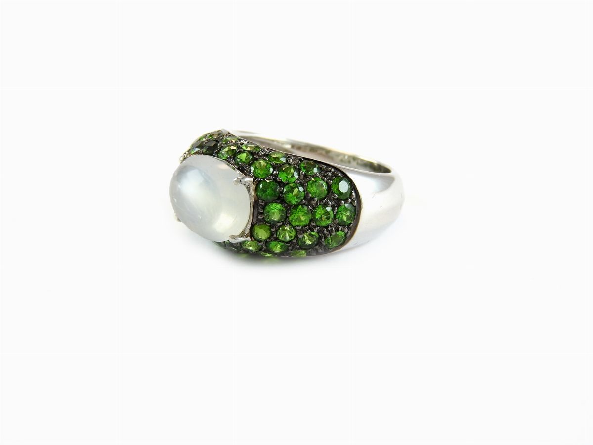 Anello a Fascia in Oro Bianco e Brunito, Pietra di Luna e Granati Tsavorite